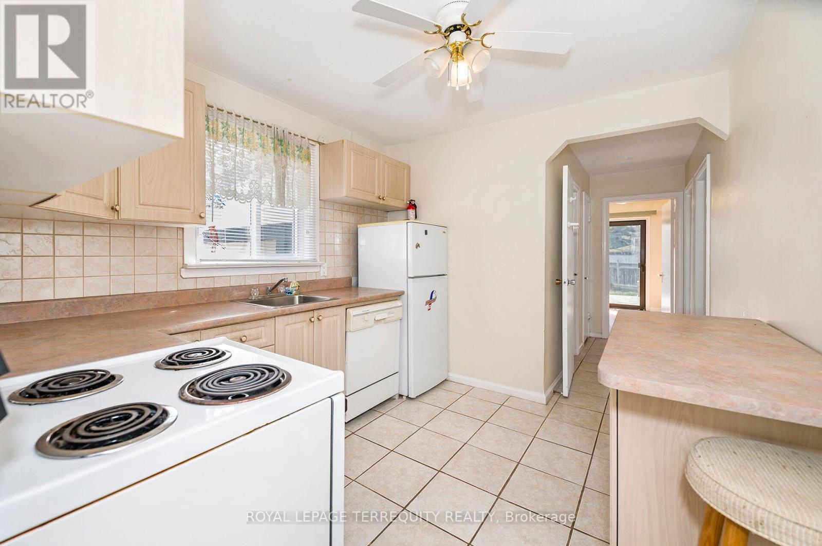 68 Parkchester Road, Toronto, Ontario  M6M 2S3 - Photo 4 - W12989164