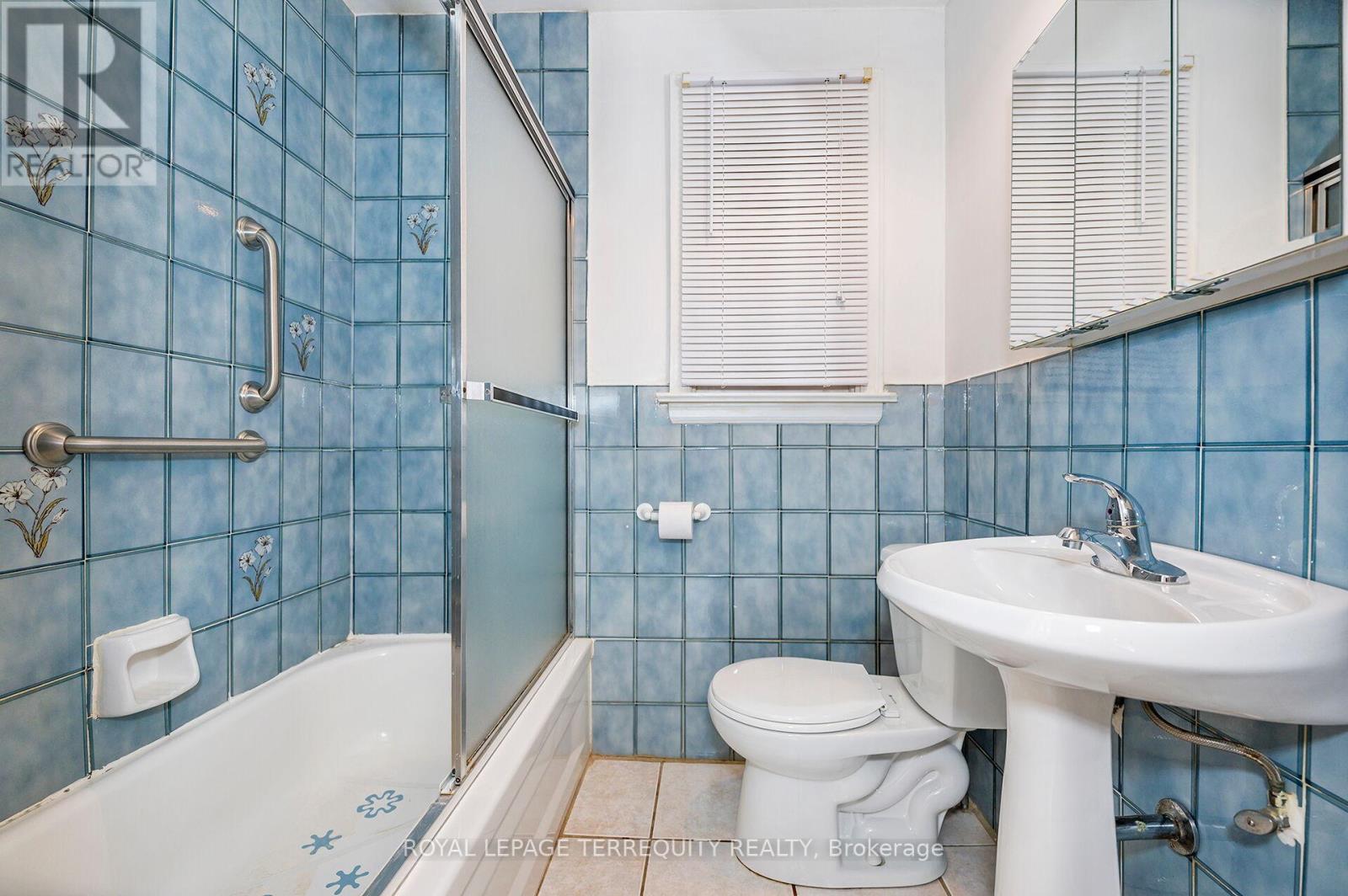 68 Parkchester Road, Toronto, Ontario  M6M 2S3 - Photo 8 - W12989164