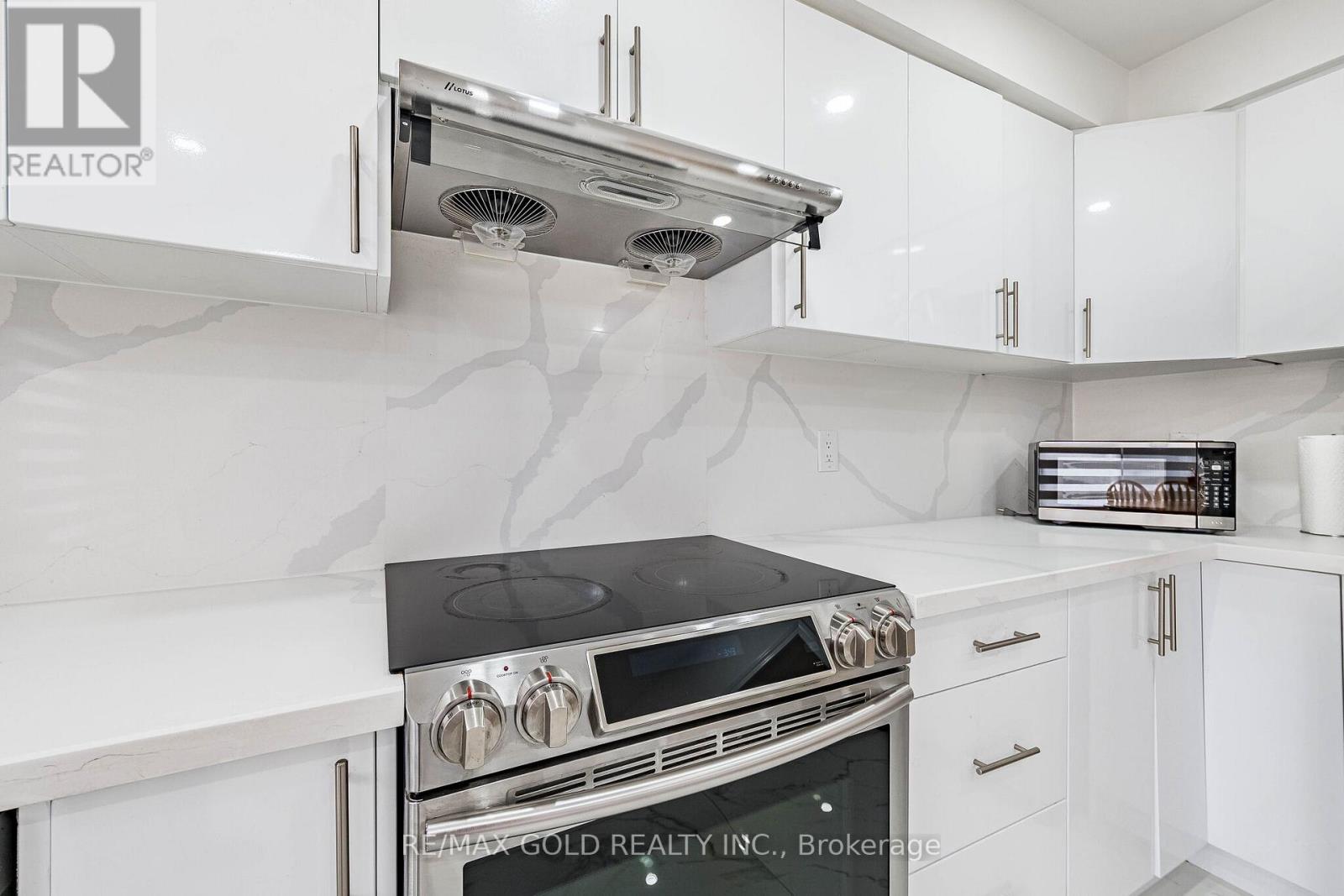 31 Garibaldi Drive, Brampton, Ontario  L6X 4Y7 - Photo 12 - W12989176