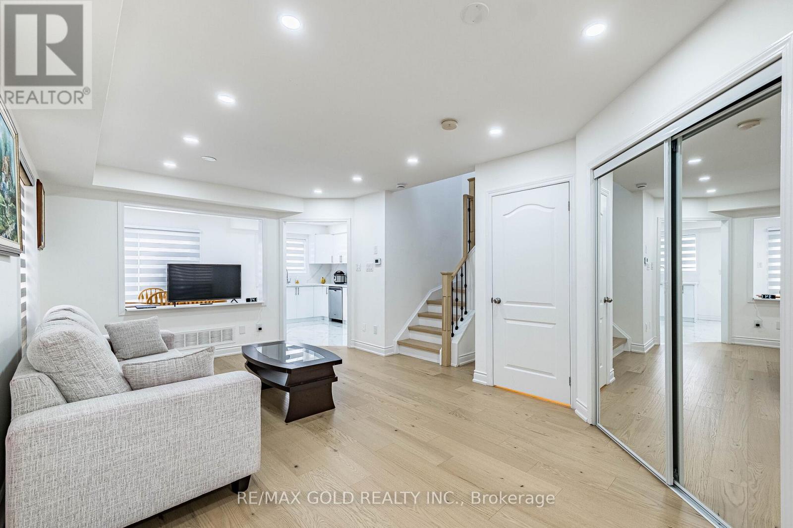 31 Garibaldi Drive, Brampton, Ontario  L6X 4Y7 - Photo 4 - W12989176