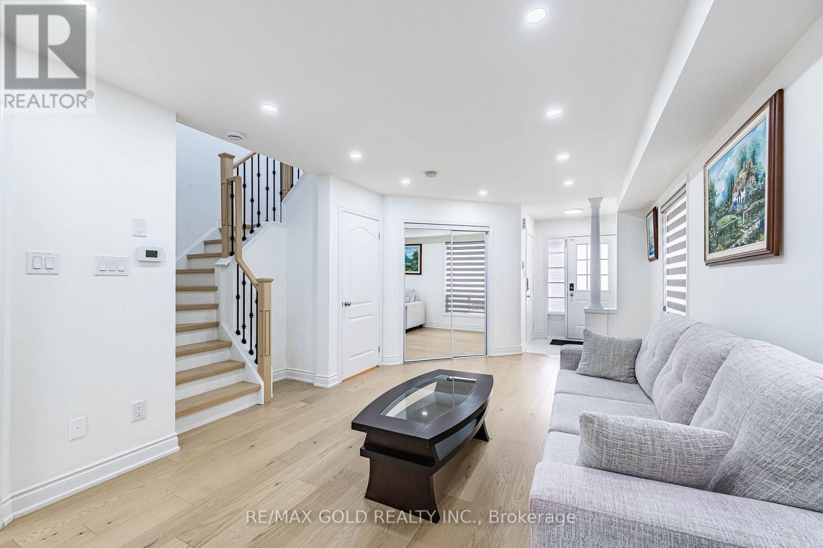 31 Garibaldi Drive, Brampton, Ontario  L6X 4Y7 - Photo 6 - W12989176