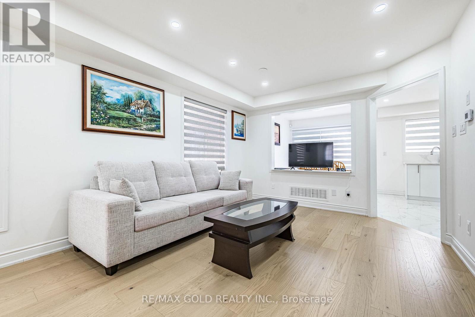 31 Garibaldi Drive, Brampton, Ontario  L6X 4Y7 - Photo 7 - W12989176