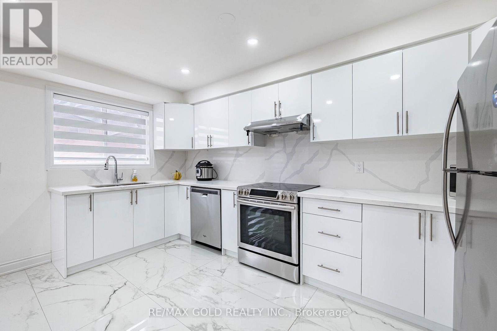 31 Garibaldi Drive, Brampton, Ontario  L6X 4Y7 - Photo 8 - W12989176