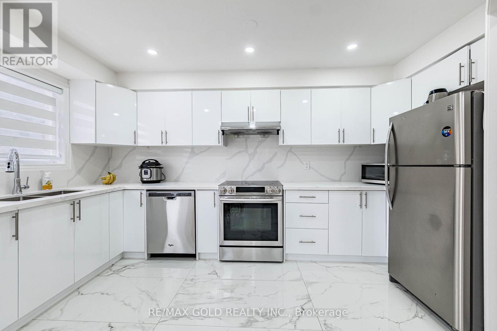 31 Garibaldi Drive, Brampton, Ontario  L6X 4Y7 - Photo 9 - W12989176