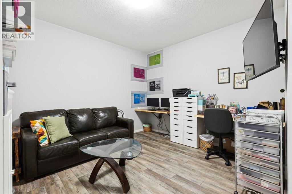 57 Crestridge Bay Sw, Calgary, Alberta  T3B 6H2 - Photo 5 - A2299421