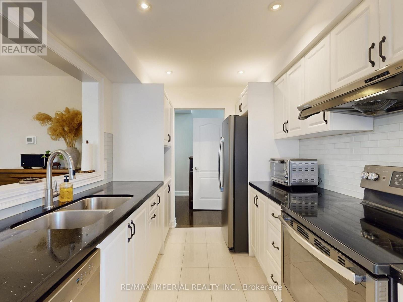 140 Romain Crescent, Oakville, Ontario  L6H 5A6 - Photo 10 - W12931746