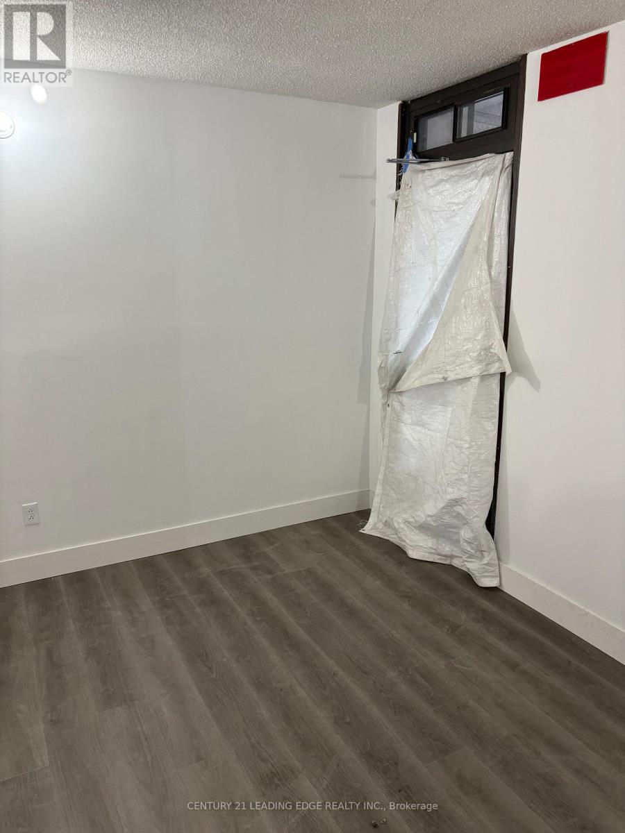 10 Ross Street, Barrie, Ontario  L4N 1E7 - Photo 2 - S12678218