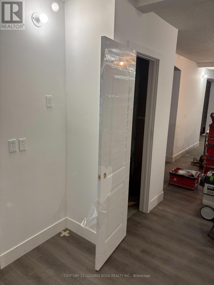 10 Ross Street, Barrie, Ontario  L4N 1E7 - Photo 3 - S12678218