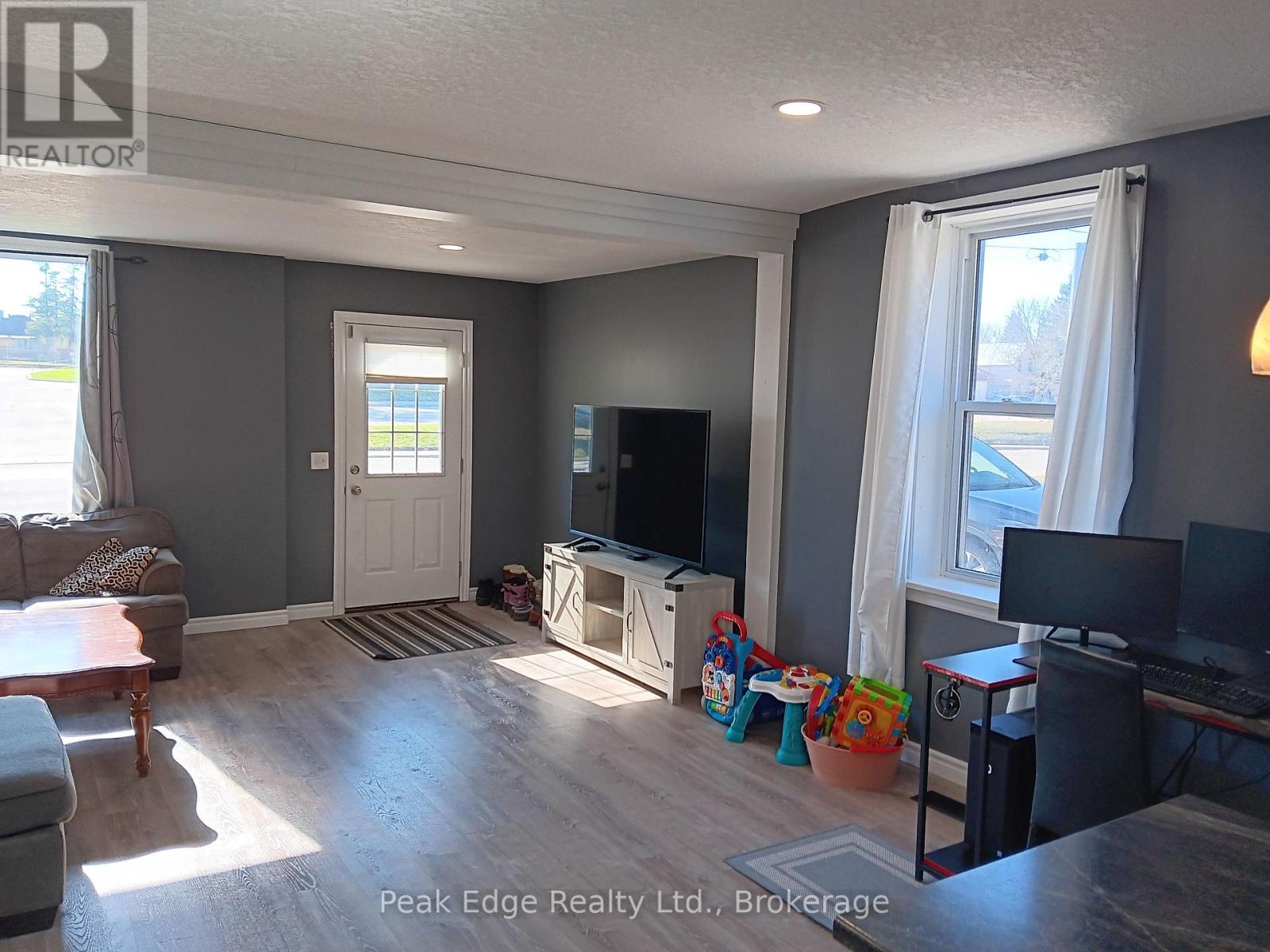 343 10th Avenue, Hanover, Ontario  N4N 2N4 - Photo 11 - X12989324