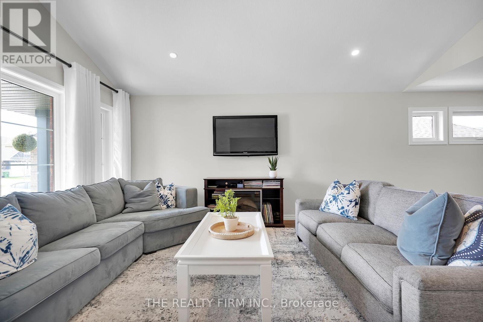 15 Glenwood Street, St. Thomas, Ontario  N5R 0G9 - Photo 6 - X12989266