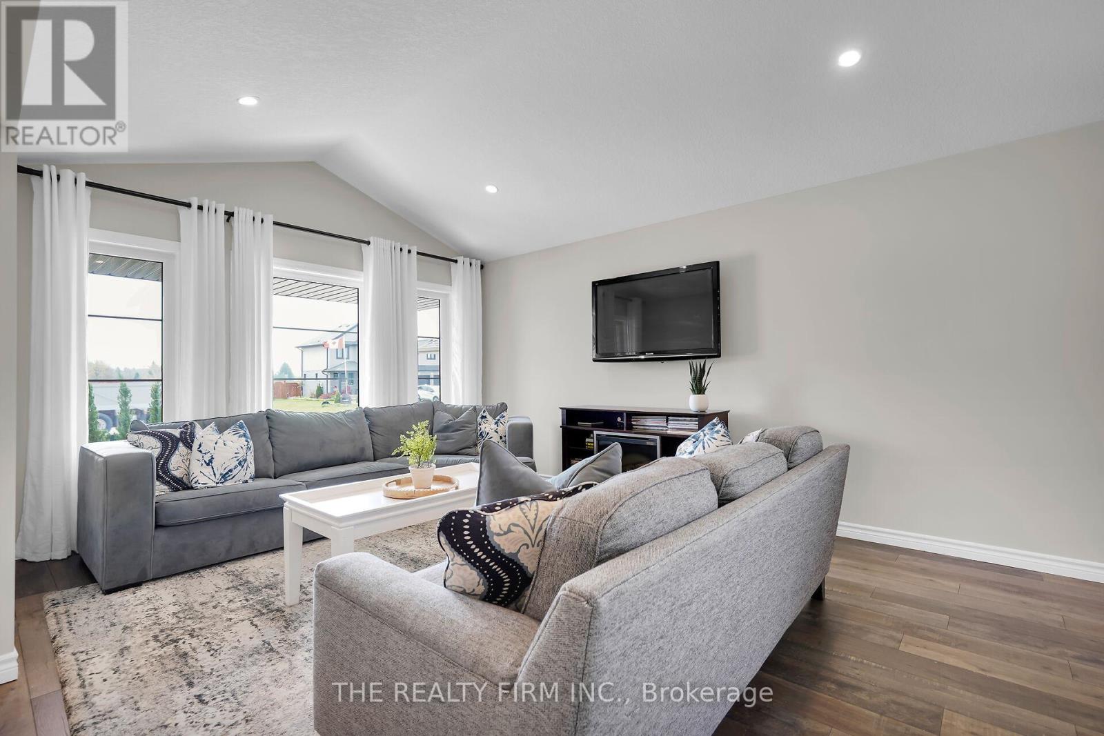 15 Glenwood Street, St. Thomas, Ontario  N5R 0G9 - Photo 8 - X12989266