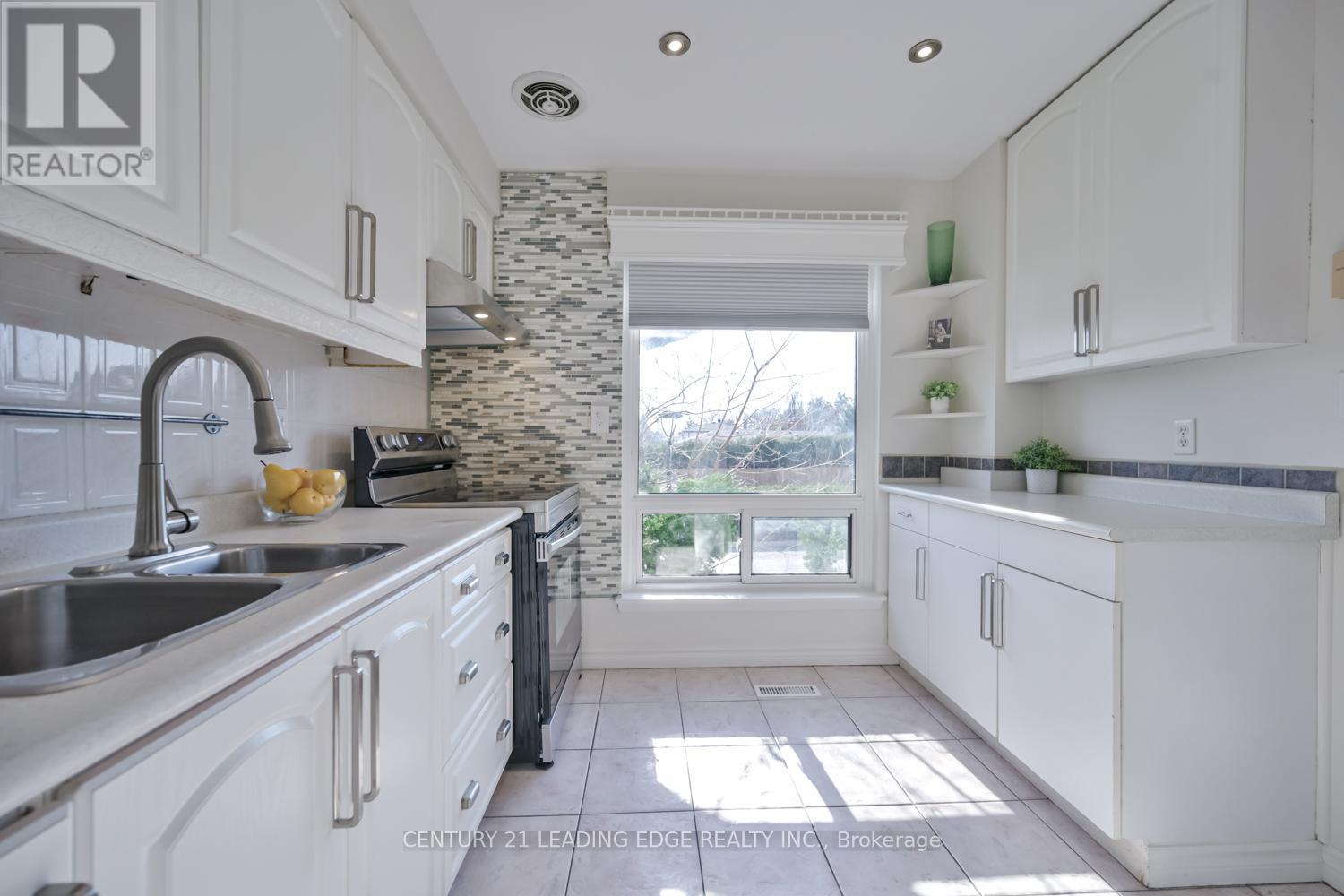 15 - 1 Wootten Way S, Markham, Ontario  L3P 3H7 - Photo 5 - N12918362