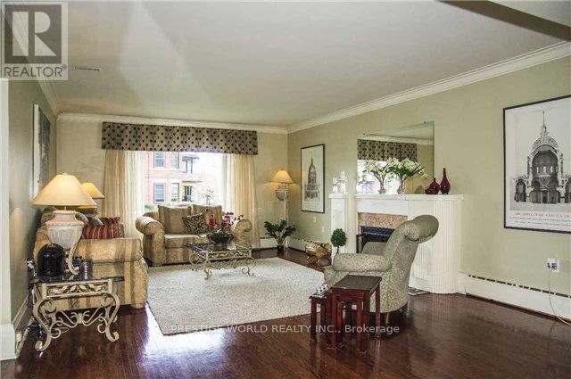 32 Playter Crescent, Toronto, Ontario  M4K 1S3 - Photo 4 - E12989330