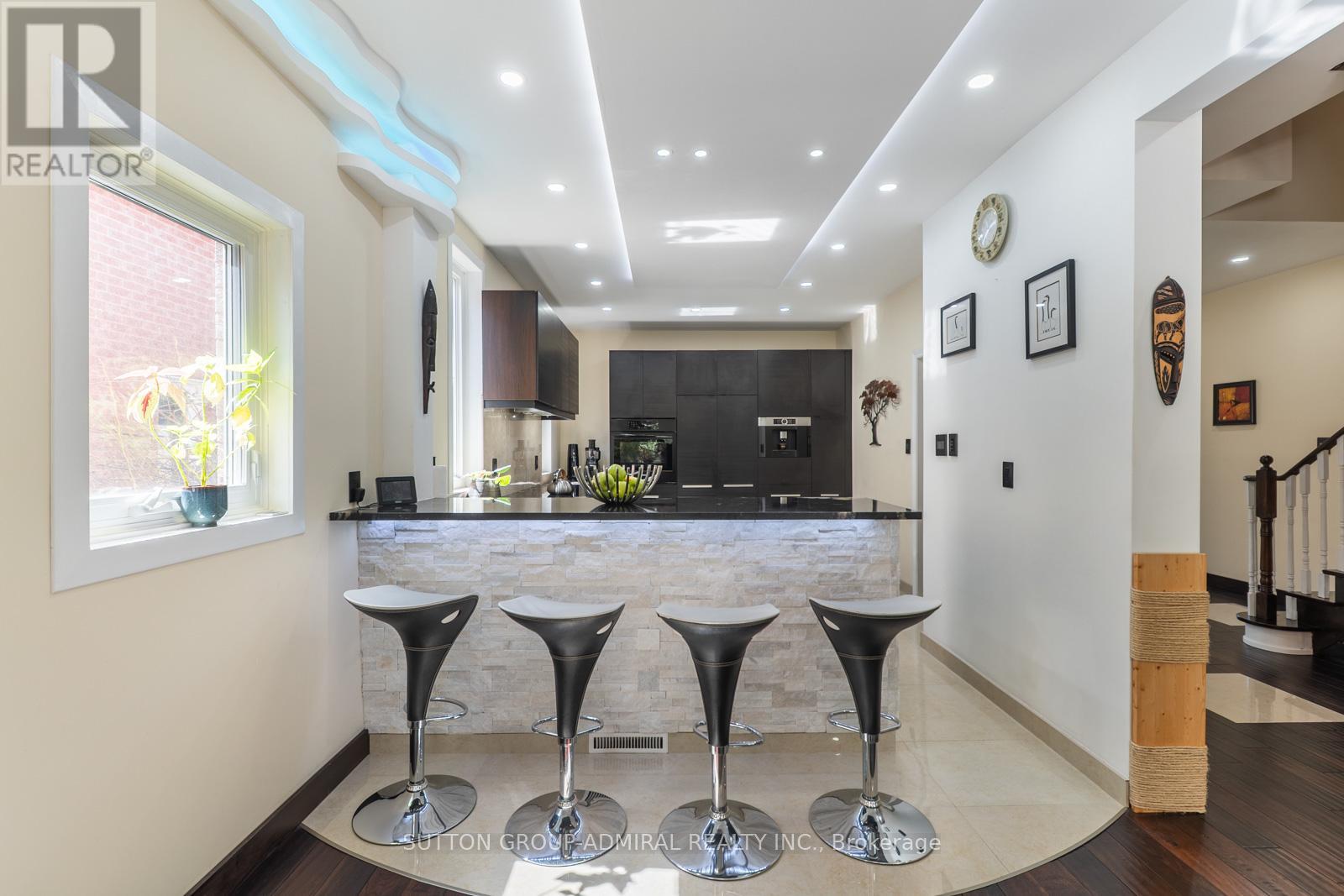 626 College Manor Drive, Newmarket, Ontario  L3Y 8M7 - Photo 8 - N12989224