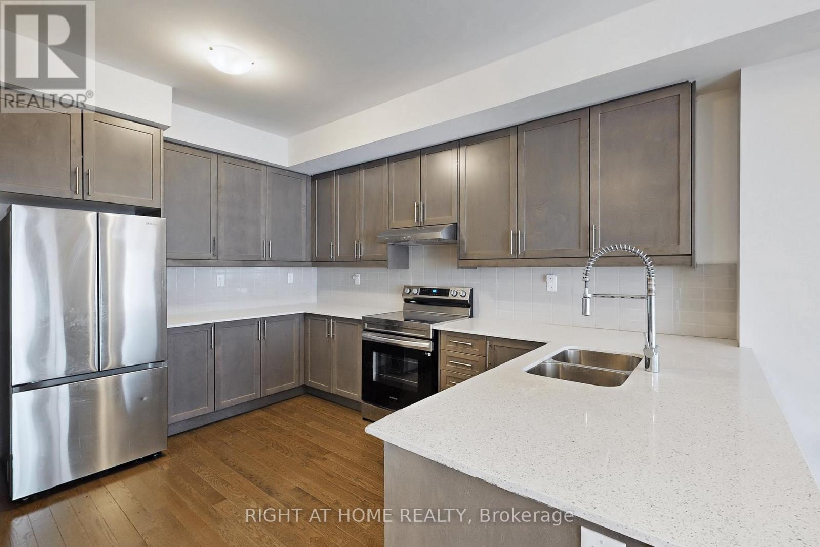 157 Blick Crescent, Aurora, Ontario  L4G 4A7 - Photo 11 - N12989240