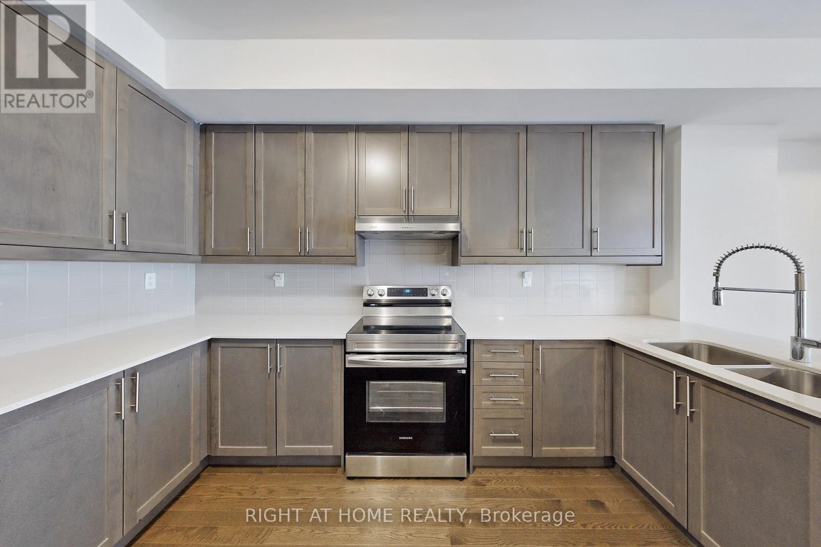 157 Blick Crescent, Aurora, Ontario  L4G 4A7 - Photo 12 - N12989240