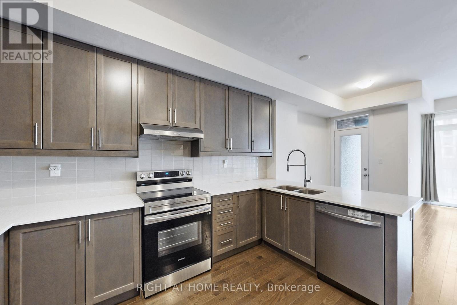 157 Blick Crescent, Aurora, Ontario  L4G 4A7 - Photo 13 - N12989240