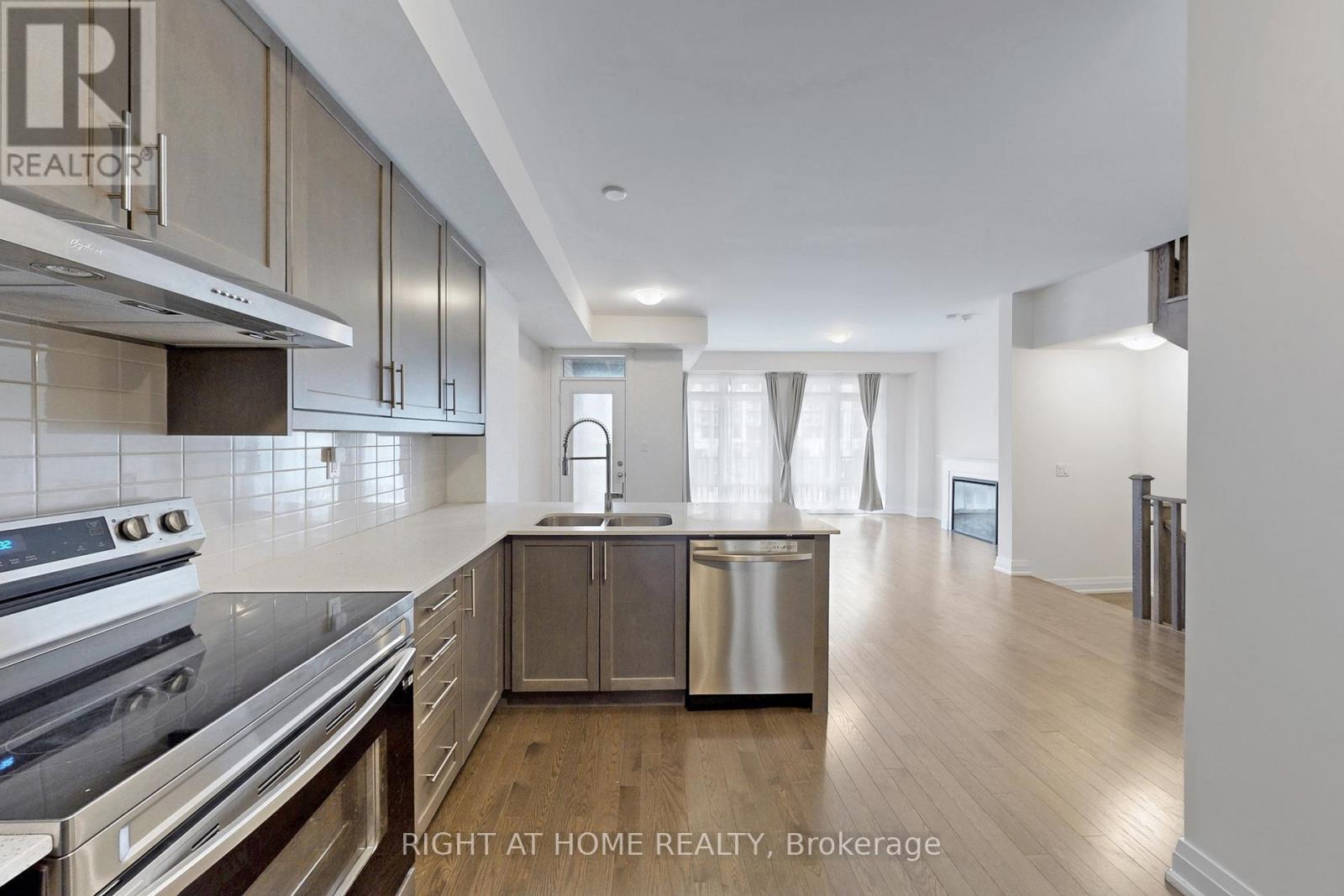 157 Blick Crescent, Aurora, Ontario  L4G 4A7 - Photo 14 - N12989240