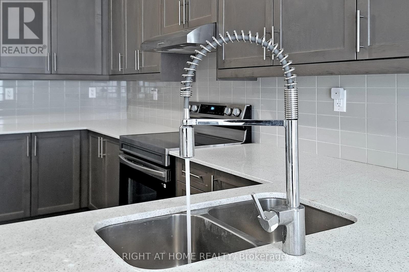 157 Blick Crescent, Aurora, Ontario  L4G 4A7 - Photo 16 - N12989240