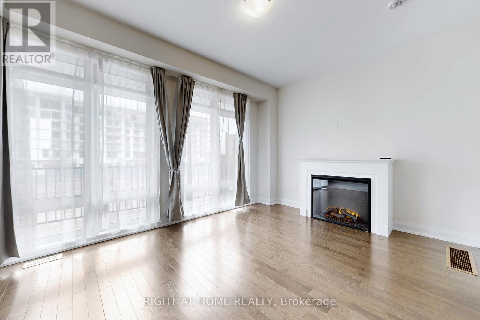 157 Blick Crescent, Aurora, Ontario  L4G 4A7 - Photo 6 - N12989240