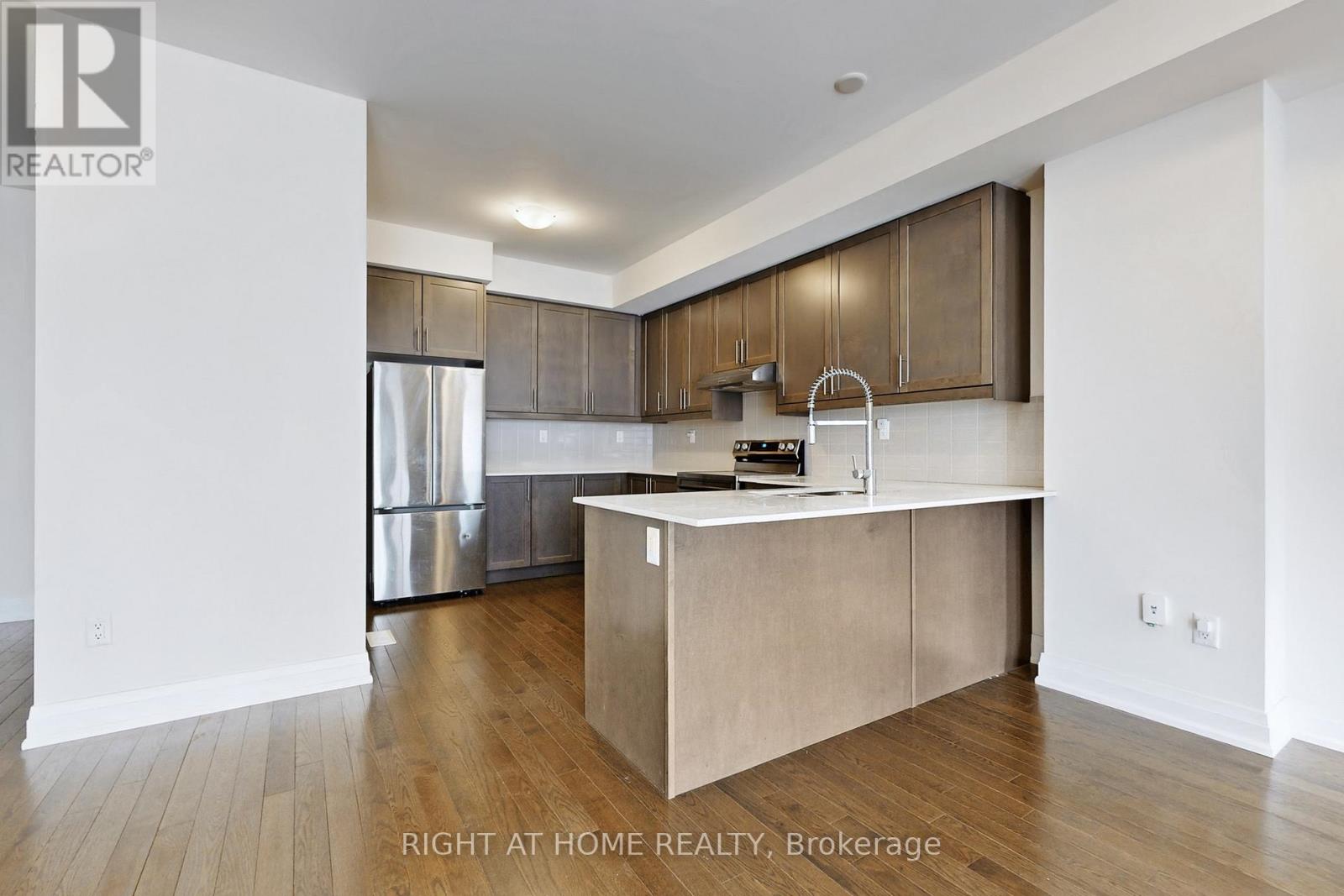 157 Blick Crescent, Aurora, Ontario  L4G 4A7 - Photo 9 - N12989240