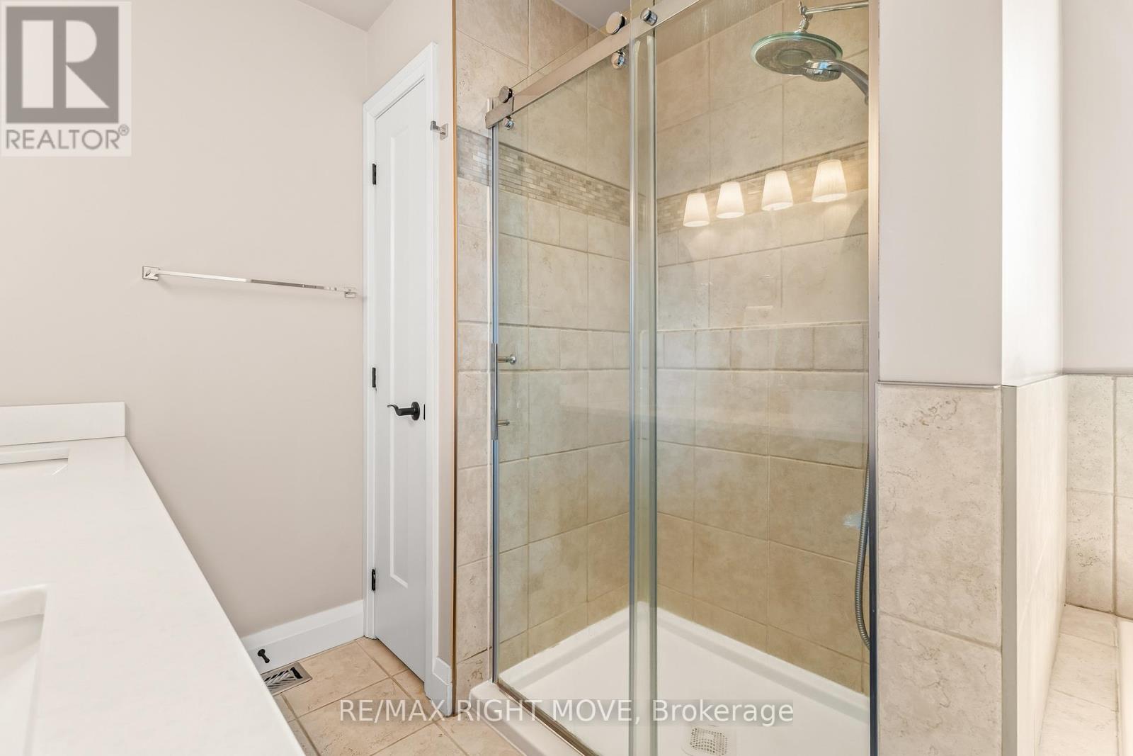 9 Sunrise Circle, Wasaga Beach, Ontario  L9Z 1H3 - Photo 22 - S12989210