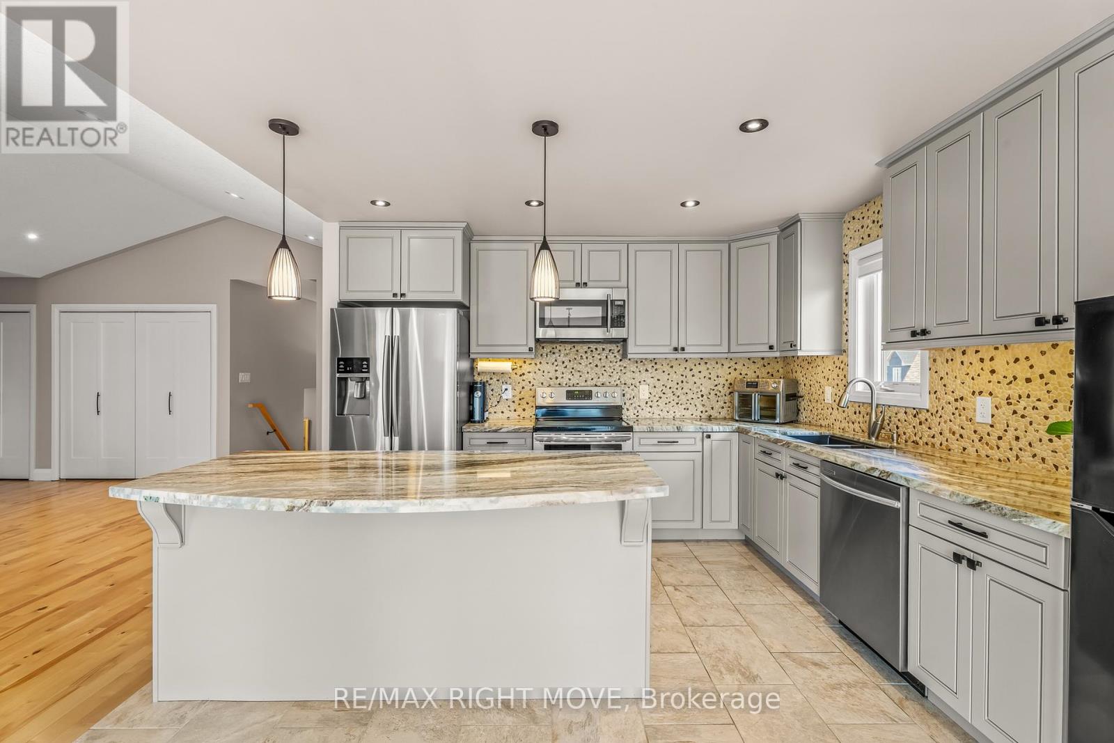 9 Sunrise Circle, Wasaga Beach, Ontario  L9Z 1H3 - Photo 7 - S12989210