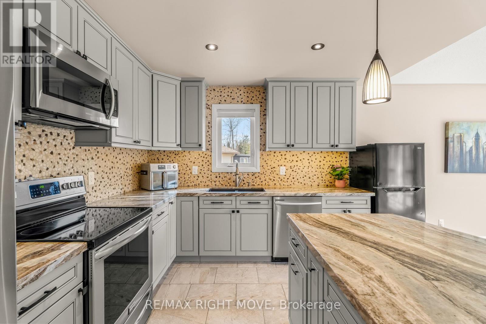 9 Sunrise Circle, Wasaga Beach, Ontario  L9Z 1H3 - Photo 8 - S12989210