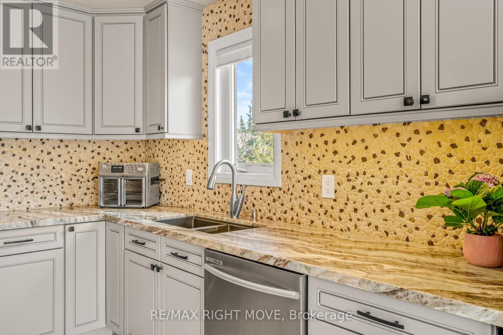 9 Sunrise Circle, Wasaga Beach, Ontario  L9Z 1H3 - Photo 9 - S12989210