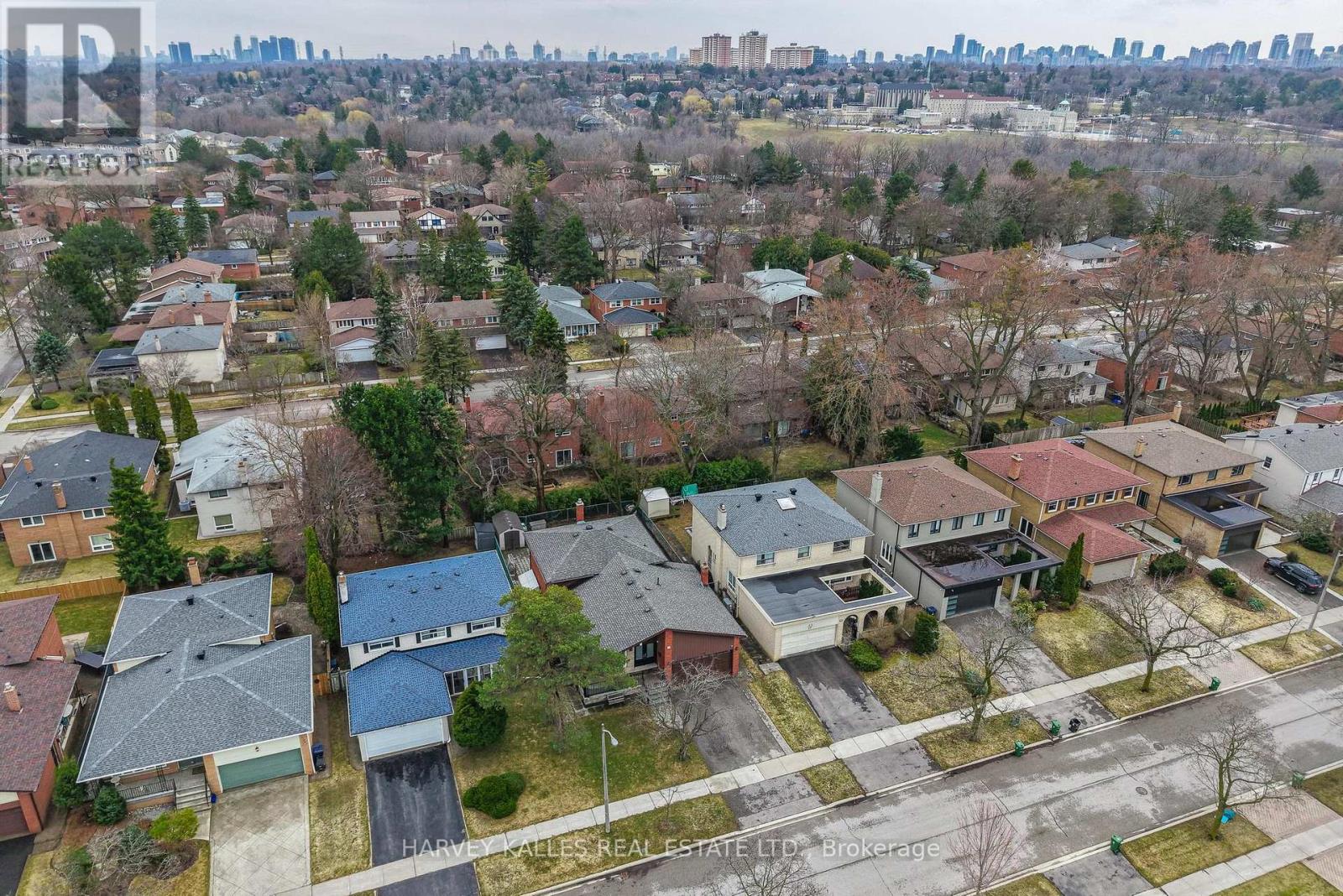 29 ROCKLAND DRIVE, Toronto, Ontario