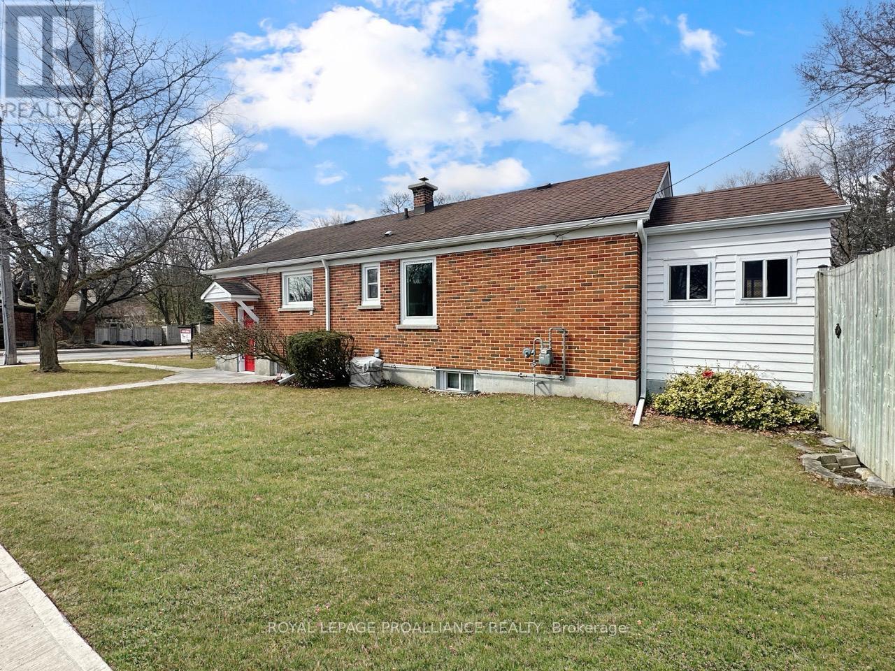 284 Victoria Avenue, Belleville, Ontario  K8N 2C7 - Photo 2 - X12887628