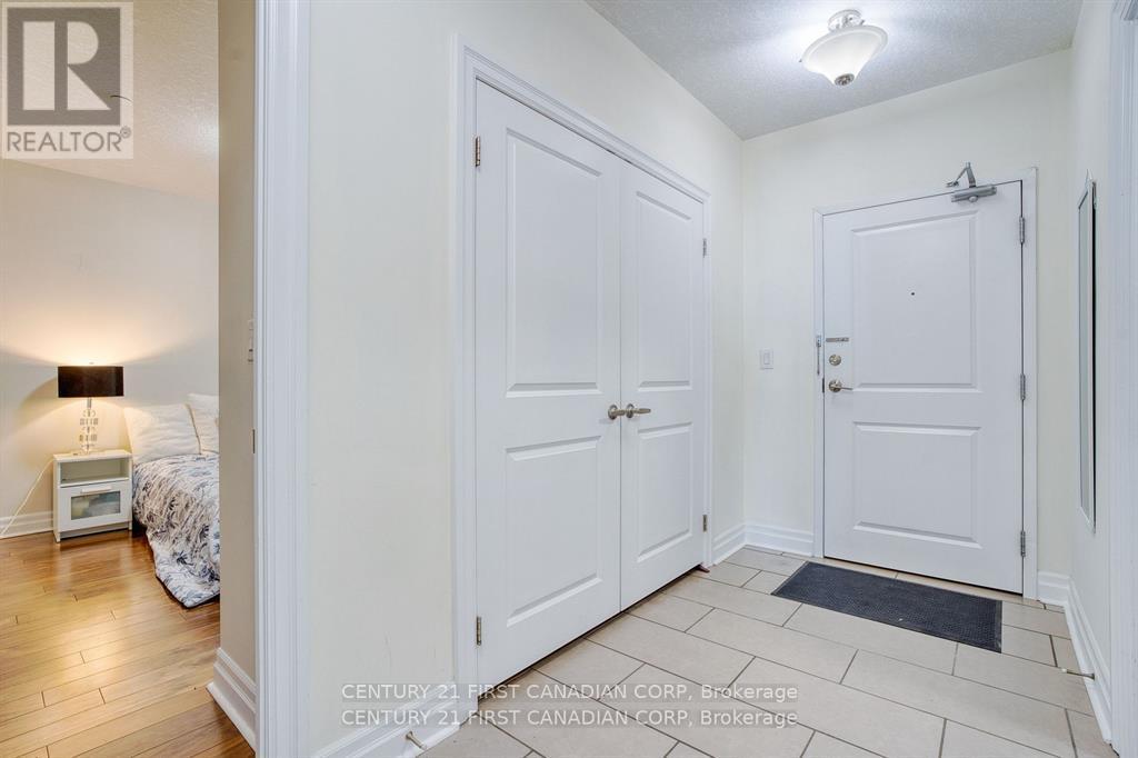 812 - 240 Villagewalk Boulevard, London North, Ontario  N6G 0P6 - Photo 4 - X12989462