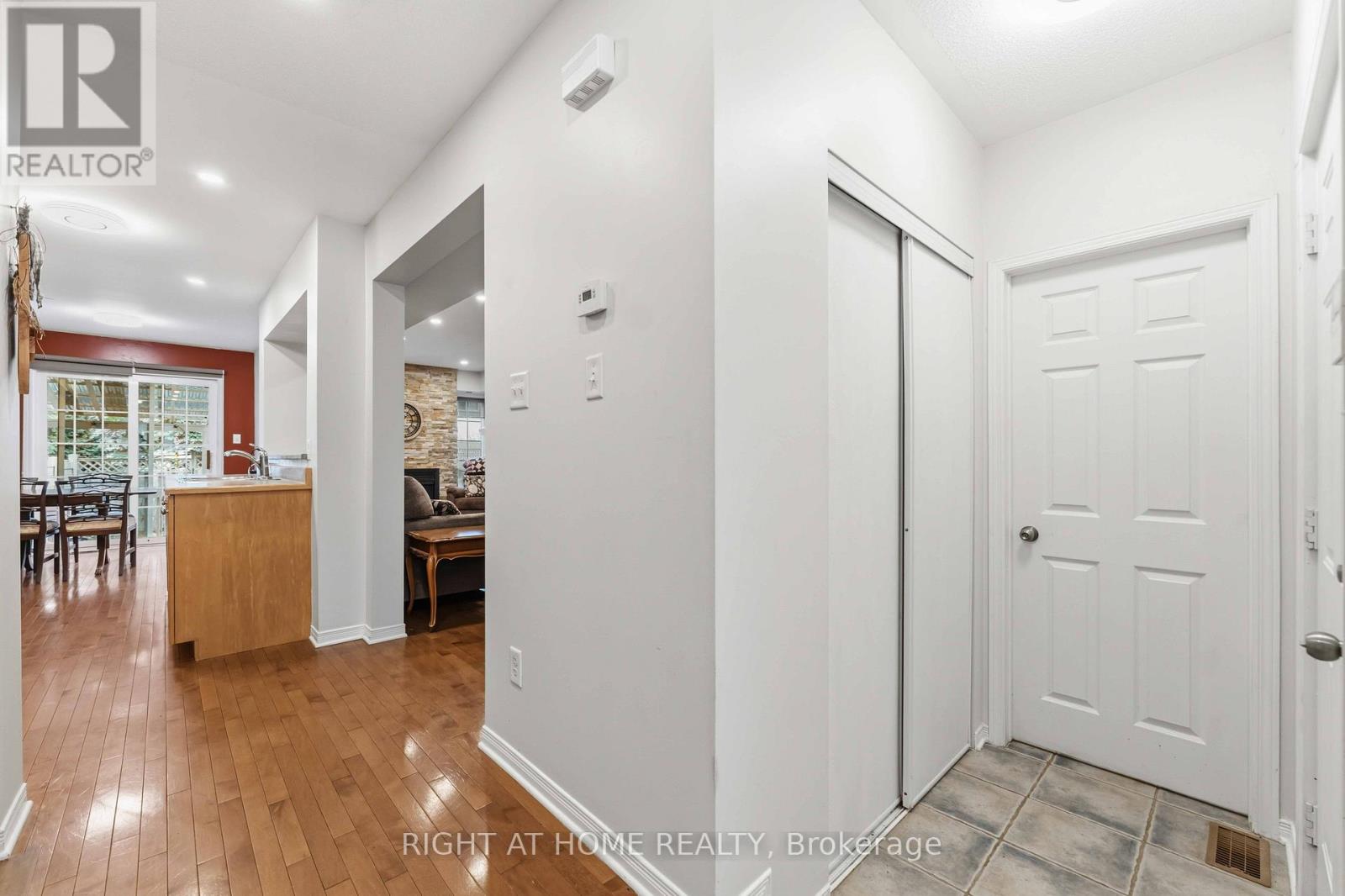 52 Fieldberry Private, Ottawa, Ontario  K2J 5E8 - Photo 4 - X12989438