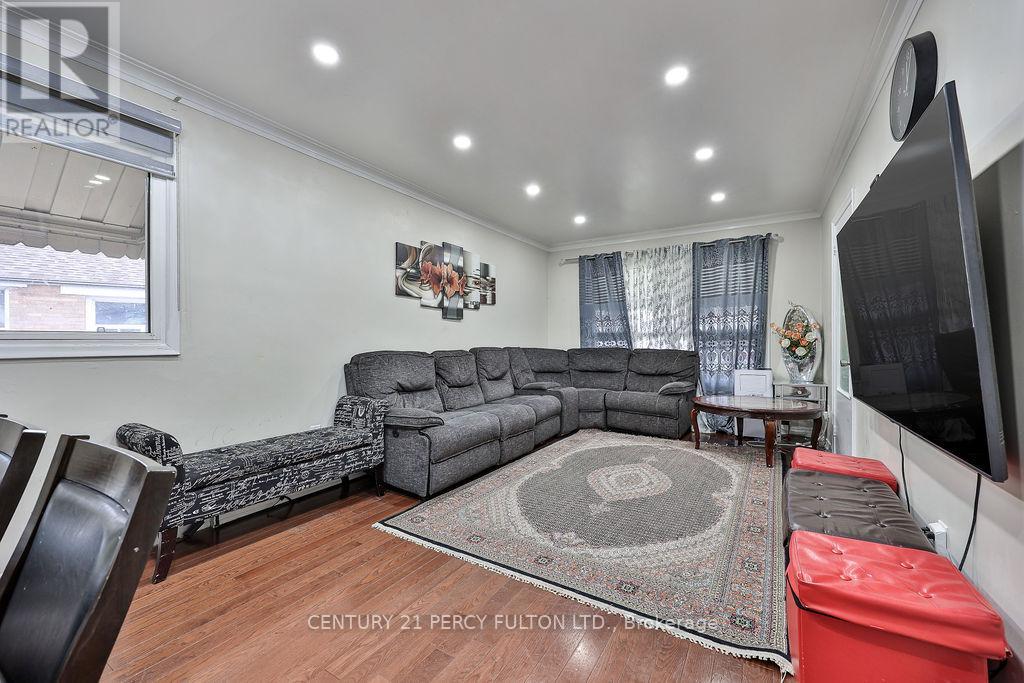 8 Kilpatrick Place, Toronto, Ontario  M1R 2A8 - Photo 4 - E12939176