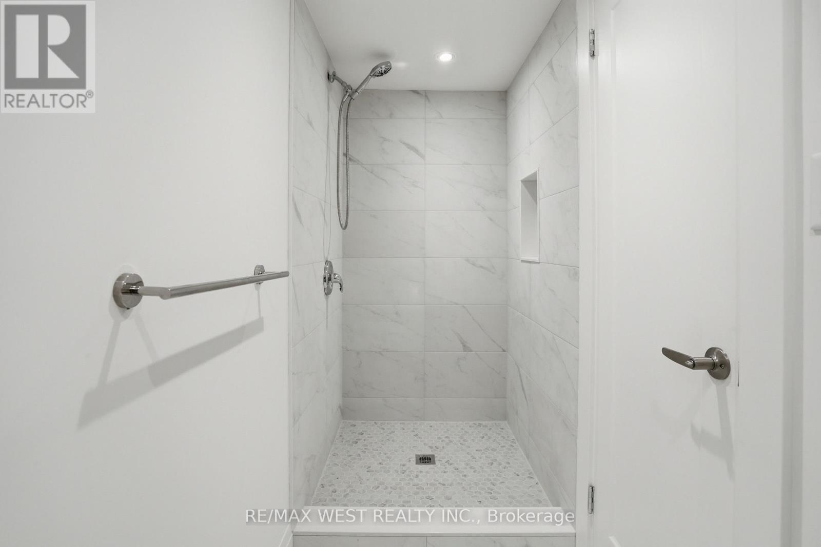 85 Allanbrooke Drive, Toronto, Ontario  M9A 3N9 - Photo 13 - W12887150