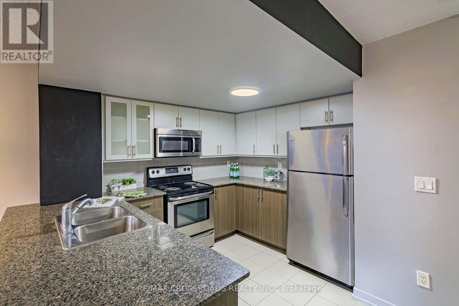 114 - 812 Lansdowne Avenue, Toronto, Ontario  M6H 4K5 - Photo 14 - W12972660