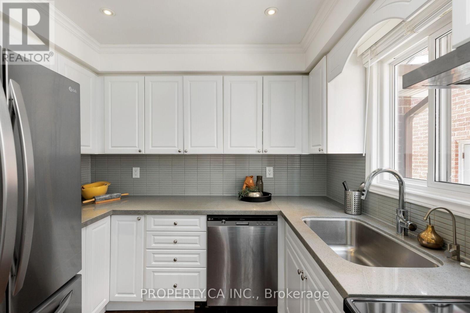 42 Cog Hill Drive, Vaughan, Ontario  L4K 1M7 - Photo 12 - N12989432