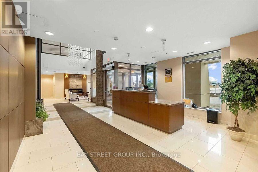 302 - 75 Norman Bethune Avenue, Richmond Hill, Ontario  L4B 0B6 - Photo 4 - N12989482