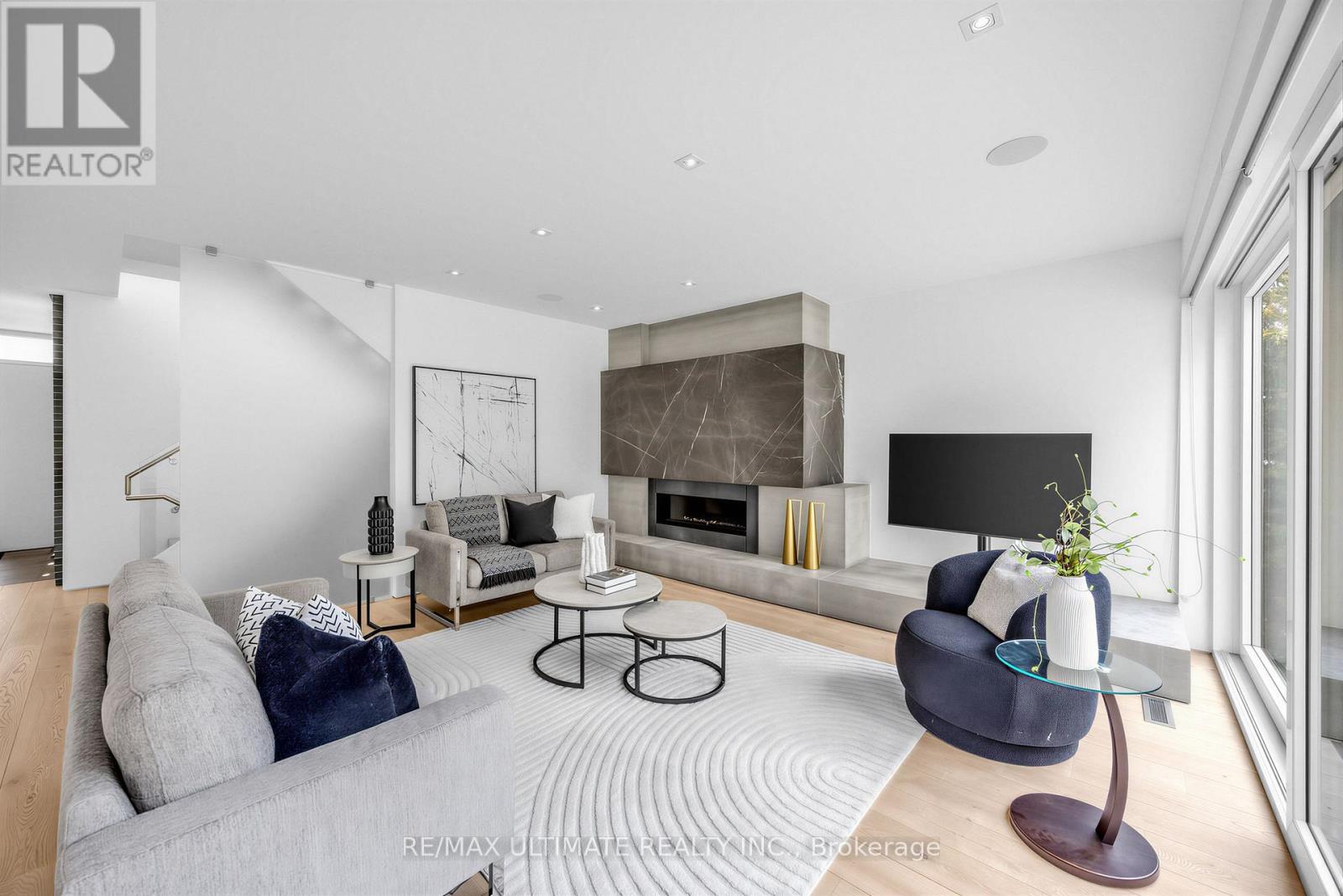 52 Burrows Avenue, Toronto, Ontario  M9B 4W7 - Photo 10 - W12989408