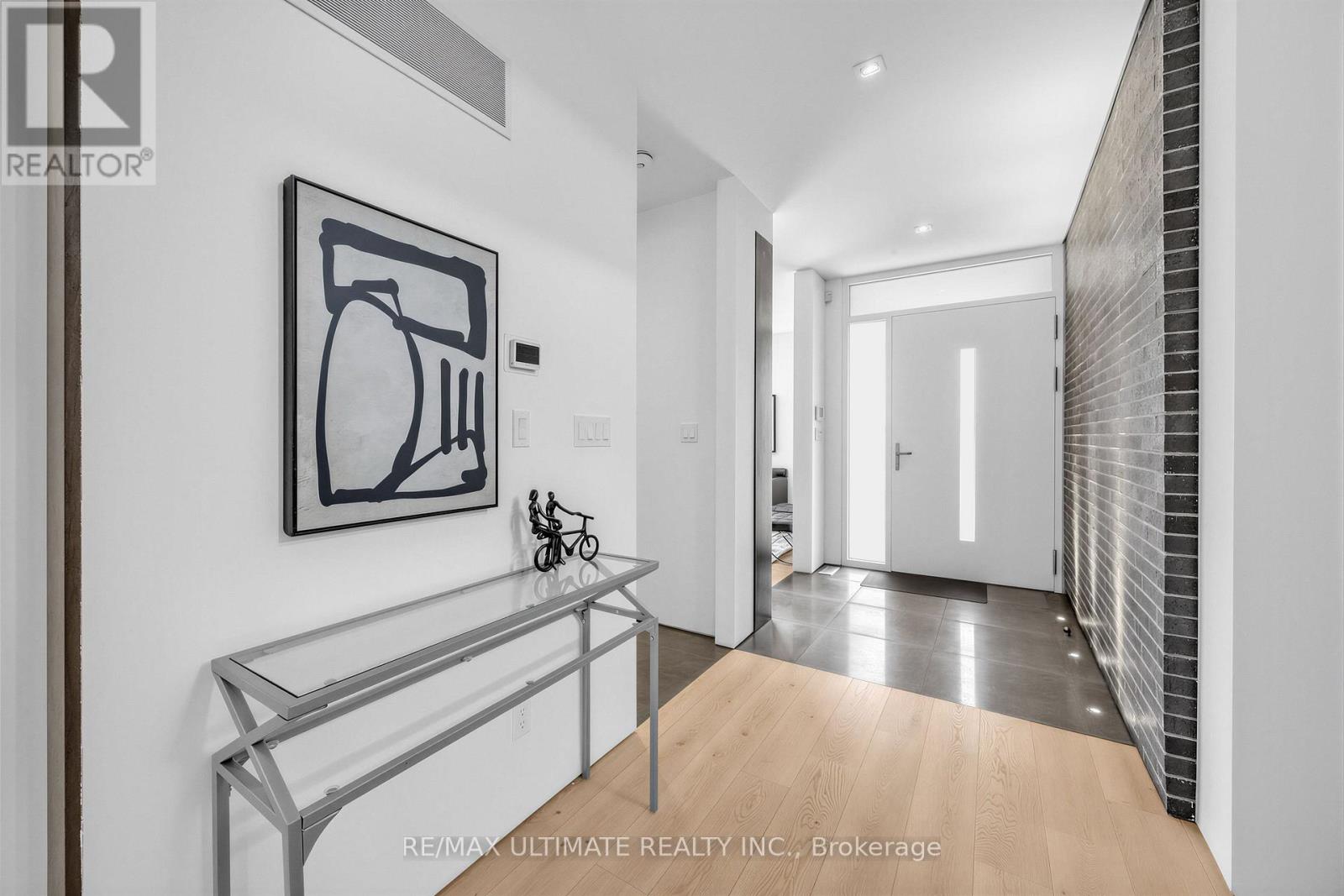 52 Burrows Avenue, Toronto, Ontario  M9B 4W7 - Photo 15 - W12989408