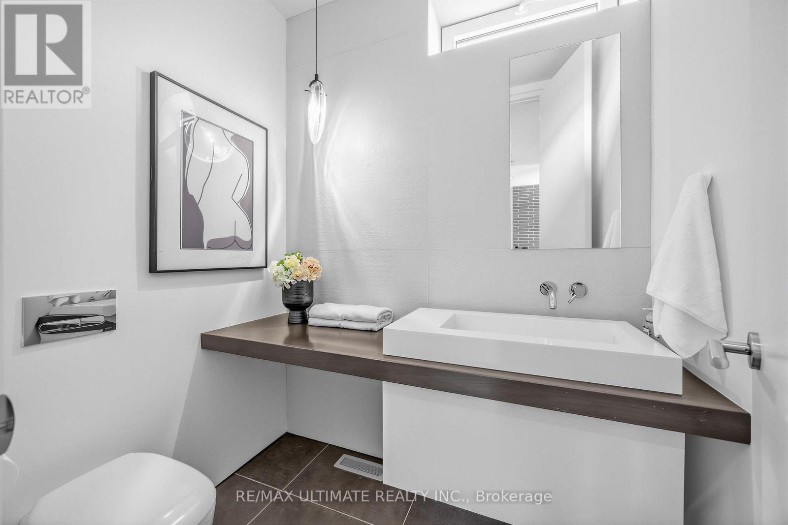 52 Burrows Avenue, Toronto, Ontario  M9B 4W7 - Photo 16 - W12989408