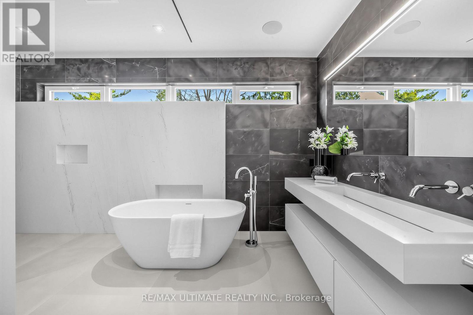 52 Burrows Avenue, Toronto, Ontario  M9B 4W7 - Photo 23 - W12989408