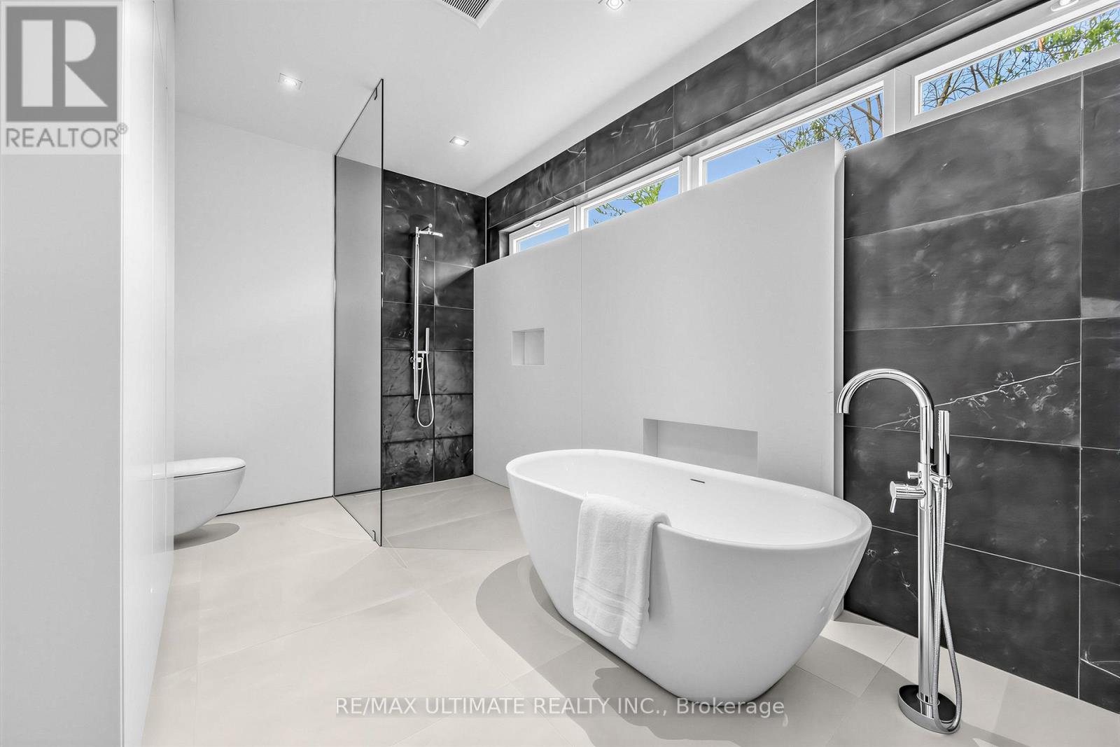 52 Burrows Avenue, Toronto, Ontario  M9B 4W7 - Photo 24 - W12989408