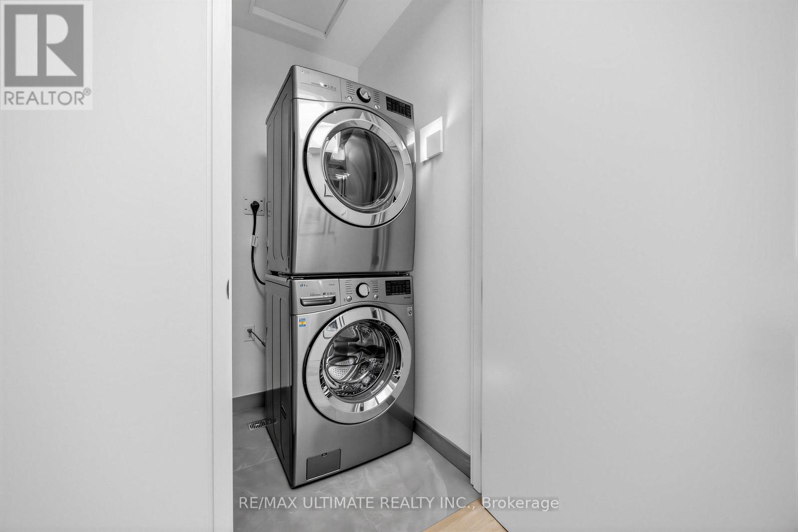 52 Burrows Avenue, Toronto, Ontario  M9B 4W7 - Photo 32 - W12989408