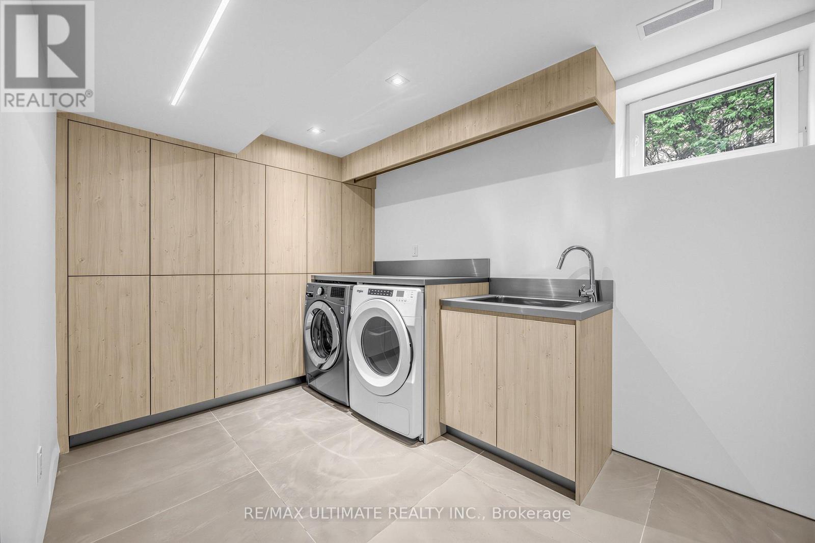 52 Burrows Avenue, Toronto, Ontario  M9B 4W7 - Photo 37 - W12989408