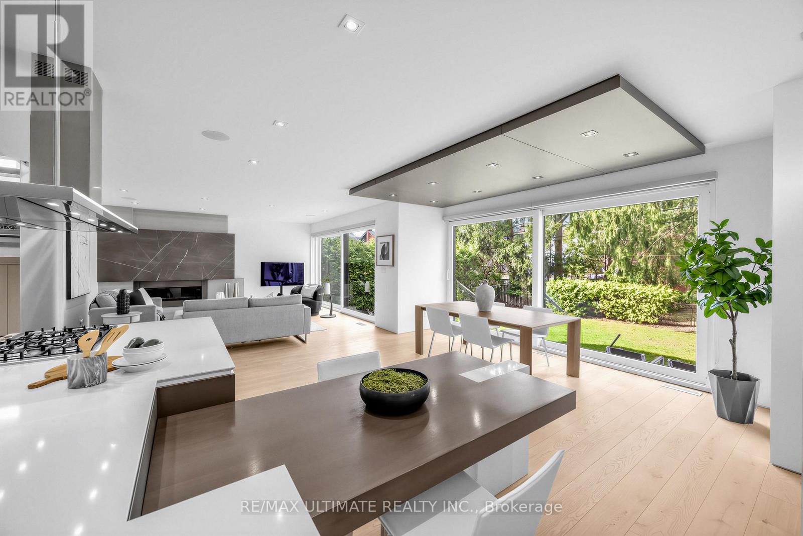 52 Burrows Avenue, Toronto, Ontario  M9B 4W7 - Photo 5 - W12989408