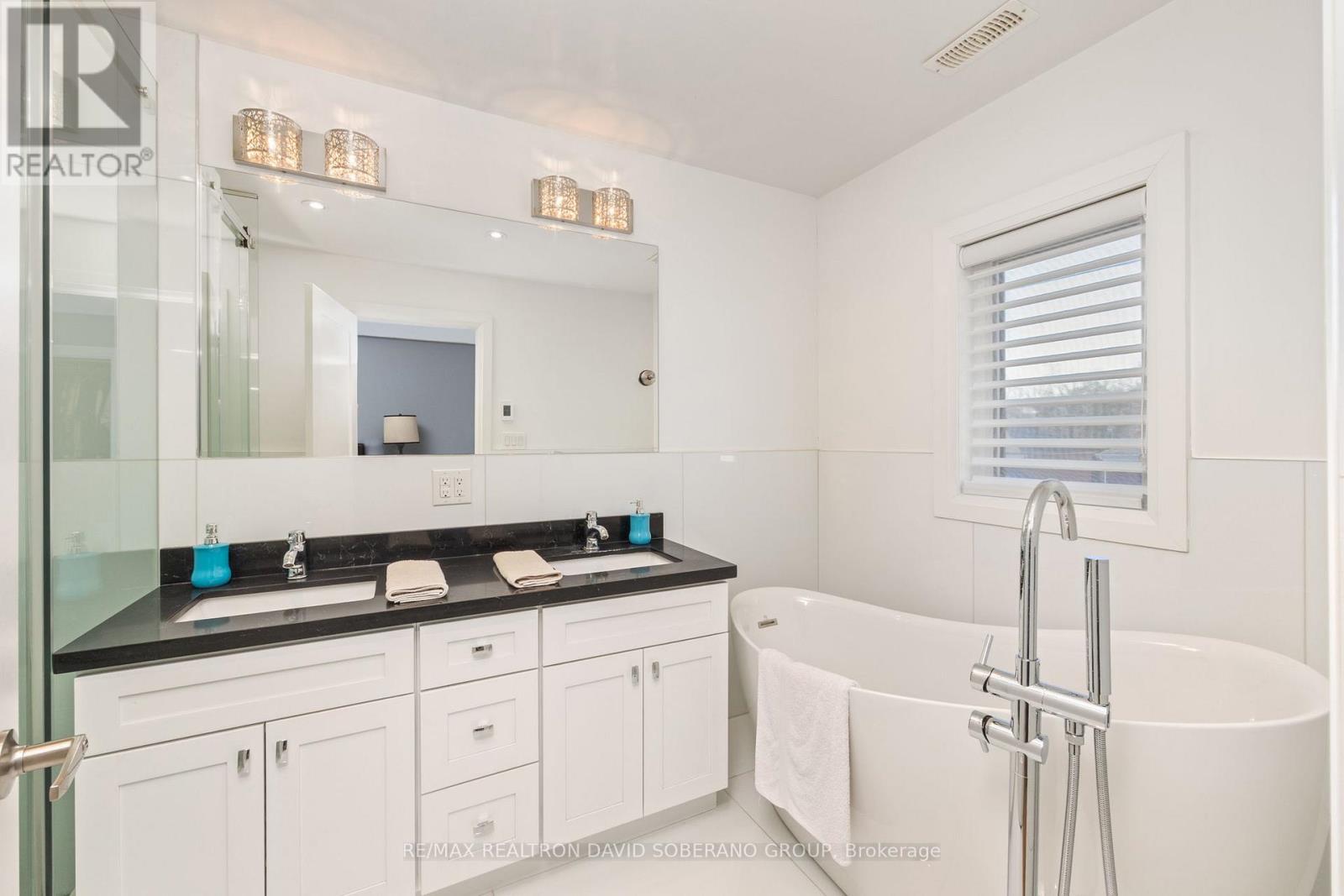 105 Winston Park Boulevard, Toronto, Ontario  M3K 1C4 - Photo 25 - W12989446