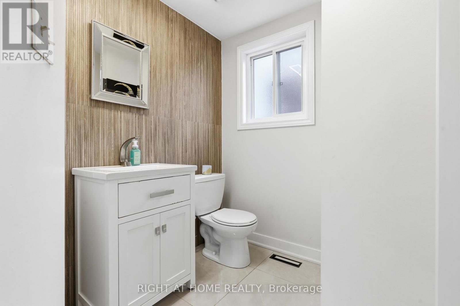 833 Escobar Crescent, Mississauga, Ontario  L5V 2S6 - Photo 11 - W12989474