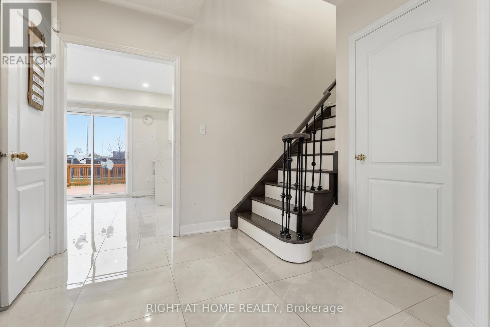 833 Escobar Crescent, Mississauga, Ontario  L5V 2S6 - Photo 13 - W12989474