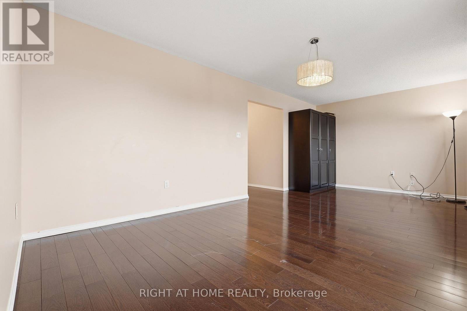 833 Escobar Crescent, Mississauga, Ontario  L5V 2S6 - Photo 16 - W12989474